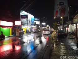 Rintik Hujan, Suara Azan-Rasa Syukur Pedagang Makanan di Jatinangor