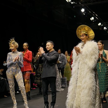 Hian Tjen x Make Over Kolaborasi di Arab Fashion Week 2022/2023 Gandeng Paula Verhoeven sebagai Model