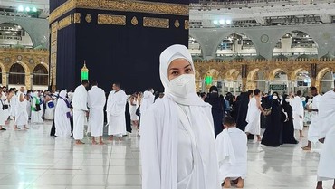 Lulu Tobing Umroh Perdana Sendirian, Suaminya Mana?