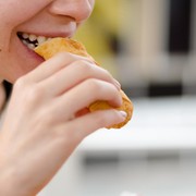 4 Makanan yang Identik untuk Buka Puasa Ini Bisa Bikin Sakit Tenggorokan, Kurangi Deh!