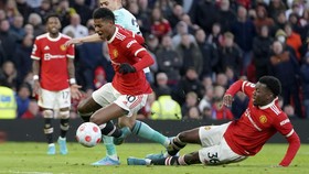 Viral Momen Lucu Elanga Tekel Rashford di Kotak Penalti Leicester