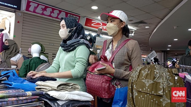 Pengunjung di Pasar Tanah Abang Jakarta pada hari pertama Ramadan, Minggu (3/4), relatif normal. Namun pedagang mengaku pengunjung tahun ini lebih ramai.