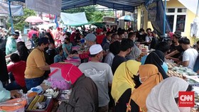 Pemburu Takjil Padati Benhil di Hari Pertama Ramadan