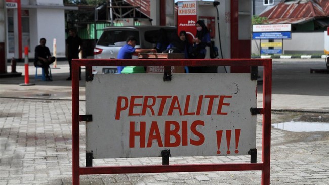 Kapal Pertamina Patra Niaga belum bisa memasok Pertalite ke Karimunjawa karena cuaca buruk dan gelombang tinggi di Laut Jawa.