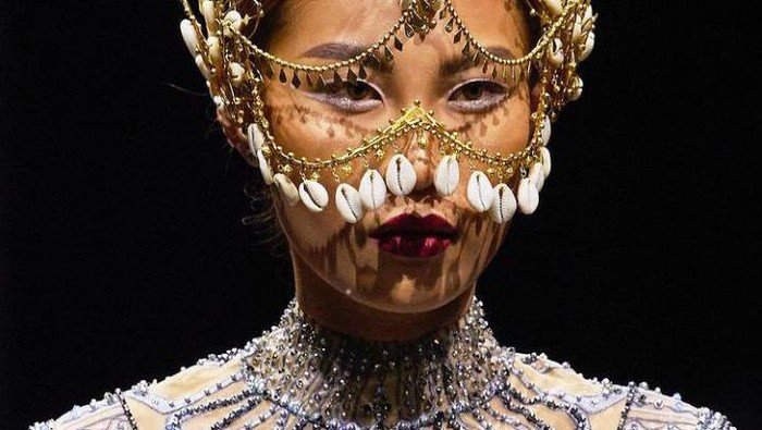Memukau, Simak Gaya Patricia Gouw di Arab Fashion Week 2022