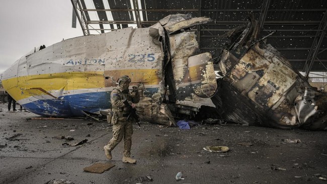 Invasi Rusia di Ukraina menyebabkan kapal terbesar di dunia buatan bekas Negara Soviet itu, Antonov AN-225, hancur lebur. Bisakah Mriya terbang lagi?