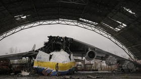 FOTO: Bangkai Pesawat Antonov usai Dibombardir Rusia
