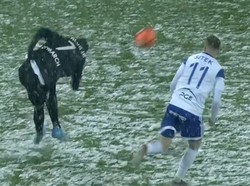 Gokil! Assist Rabona dari Tengah Lapangan Bersalju Ini Top Banget