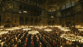 FOTO: Salat Tarawih Pertama di Hagia Sophia Turki setelah 88 Tahun