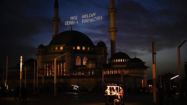 Arab Saudi menjatuhkan vonis 12 tahun penjara kepada seorang penceramah sekaligus imam yang memimpin salat di Hagia Sophia delapan tahun lalu, Rabu (19/10).