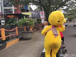 Kisah Getir Susi Jadi Badut Jalanan di Bandung Sambil Asuh Anak