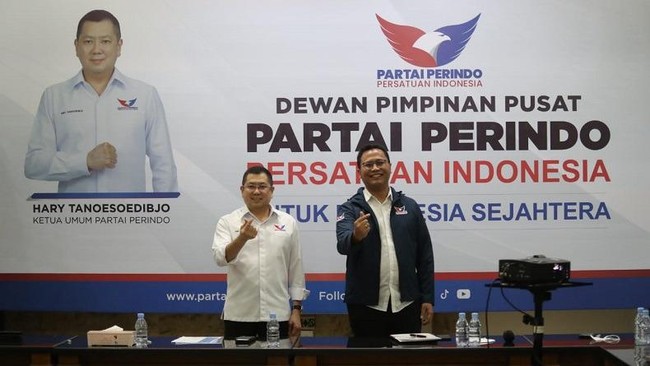 Tama pernah berkarier selama 12 tahun di ICW sebelum bekerja untuk LPSK dan kini memilih bergabung ke Partai Perindo.