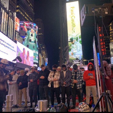 Viral, Umat Muslim Amerika Bukber & Salat Tarawih di Time Square New York