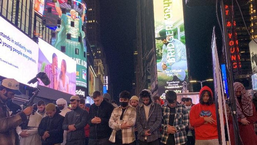 Umat Muslim melaksanakan salat tarawih berjamaah di Times Square, New York.