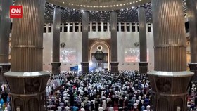 VIDEO: Jemaah Padati Masjid Istiqlal pada Malam Pertama Tarawih