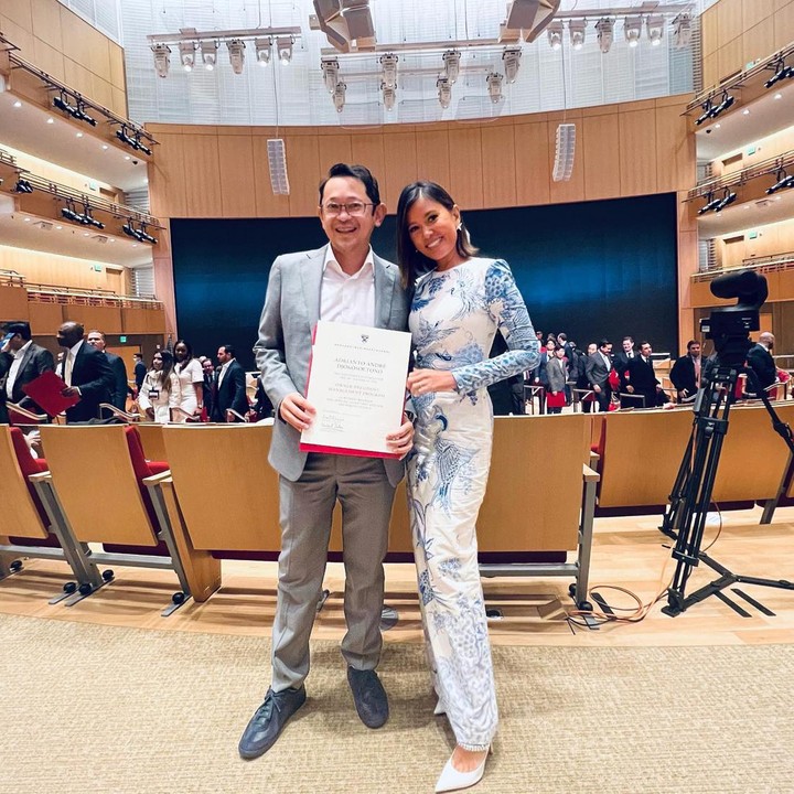 <p>Diceritakan Titi bahwa sang suami rela menempuh kuliah selama 6 tahun dan akhirnya berhasil lulus nih, Bunda. Tak mudah karena sang suami harus meninggalkan keluarga dan pekerjaan demi mengejar pendidikannya. (Foto: Instagram @titirajopadmaja)</p>