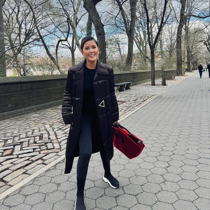 <p>Pada kesempatan lain, Bunda berusia 41 tahun ini mengaku kelaparan dan sedang mencari makanan halal di Amerika, Bunda. (Foto: Instagram @titirajopadmaja)</p>