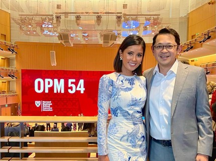 7 Potret Titi Rajo Bintang Temani Suami Wisuda di Harvard hingga Jadi 'Tukang Setrika'