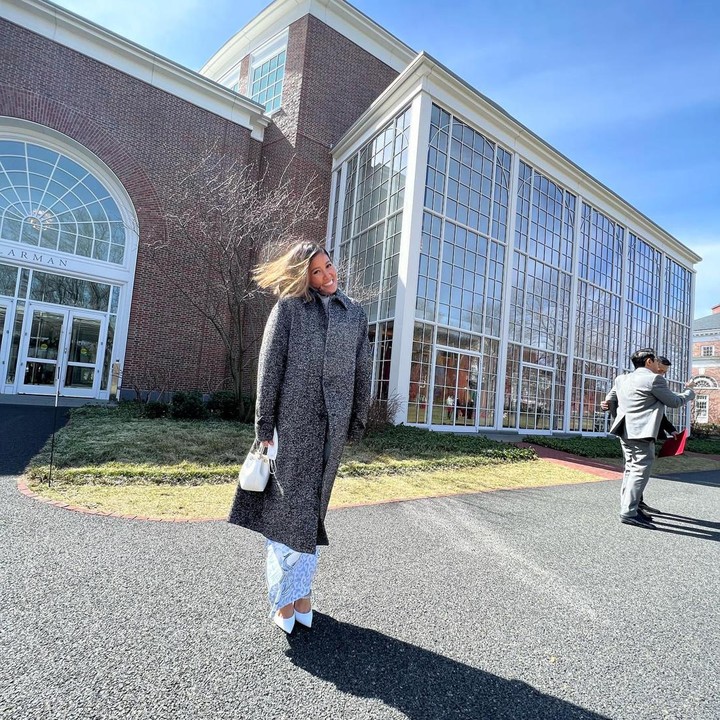 <p>Tak hanya itu saja, Titi pun nampak mengabadikan foto-fotonya di depan Harvard University. Wah, tentu bangga ya, Bunda, memiliki suami yang lulus kampus ternama dunia. (Foto: Instagram @titirajopadmaja)</p>