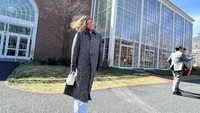 <p>Tak hanya itu saja, Titi pun nampak mengabadikan foto-fotonya di depan Harvard University. Wah, tentu bangga ya, Bunda, memiliki suami yang lulus kampus ternama dunia. (Foto: Instagram @titirajopadmaja)</p>