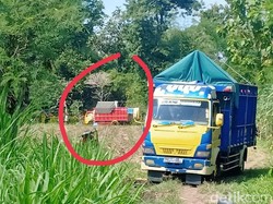 Butuh Waktu 2 Jam Evakuasi Truk Muat Beras Kesasar di Makam Kediri