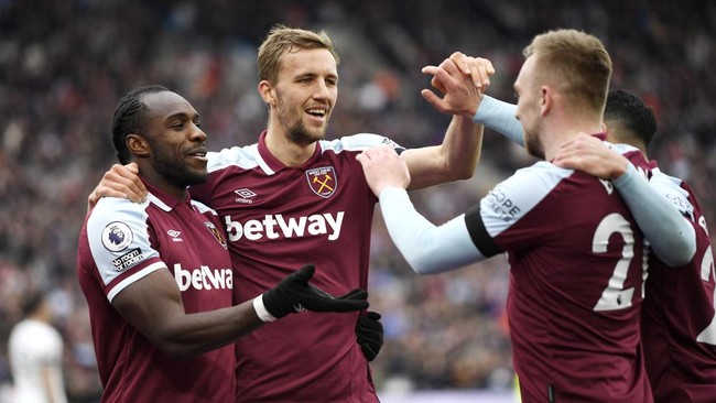 West Ham berhasil menggusur Manchester United ke peringkat ketujuh klasemen Liga Inggris sedangkan Everton masih terancam degradasi.