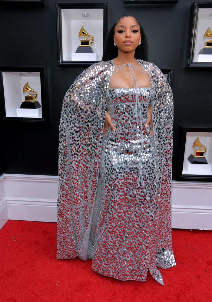 Chloe Bailey terlihat elegan dalam balutan gaun perak dari Valentino. Penambahan jubah memberi nuansa whimsical dan unik. Foto: Valentino/GettyImages