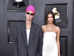 Hailey Bieber Ngamuk Disebut Hamil Gegara Perut Buncit