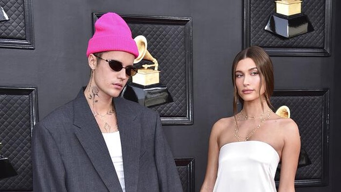 Serasi & Kece, Intip 5 Street Styles Justin & Hailey Bieber yang Stylish