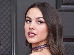 Olivia Rodrigo Bawa Penerjemah Bahasa Isyarat ke Red Carpet Grammy Awards