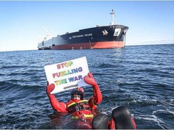 Greenpeace Hadang Kapal Tanker Berlogo Pertamina Disebut Bawa Minyak Rusia