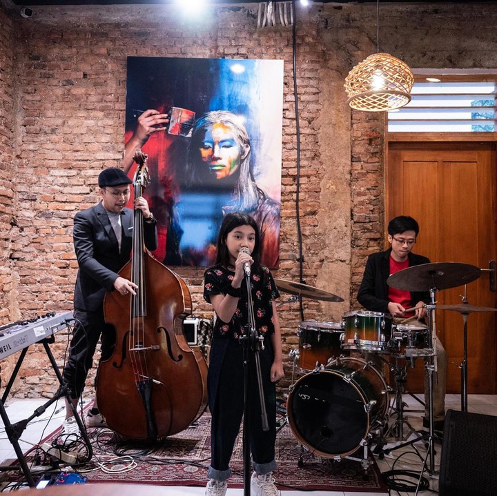<p>Tahun 2018 lalu, Tompi merilis lagu berjudul <em>I Wanna Dance</em> bersama Ayesha. Lirik lagu ini juga turut ditulis anak pertama Tompi, Teuku Omar Dakari. (Foto: Instagram @dr_tompi/ @cutayesha_official)</p>