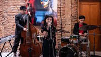 <p>Tahun 2018 lalu, Tompi merilis lagu berjudul <em>I Wanna Dance</em> bersama Ayesha. Lirik lagu ini juga turut ditulis anak pertama Tompi, Teuku Omar Dakari. (Foto: Instagram @dr_tompi/ @cutayesha_official)</p>