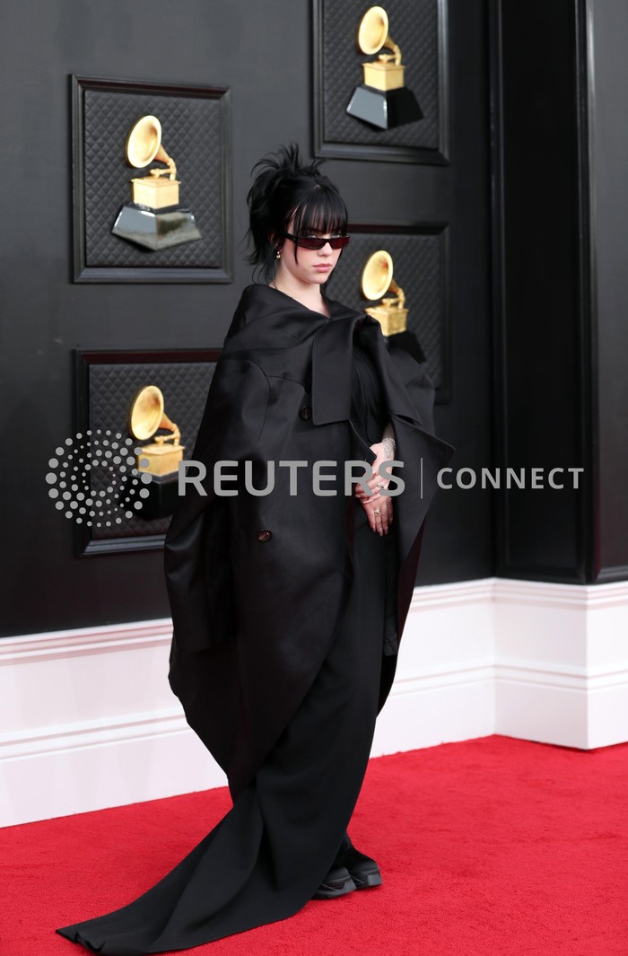 Jika di Oscar 2022, Billie Eilish mengusung gaya romantic gothic, maka di Grammy ia memakai busana bernuansa futuristik nan edgy dari Rick Owens.Foto: REUTERS/MARIA ALEJANDRA CARDONA