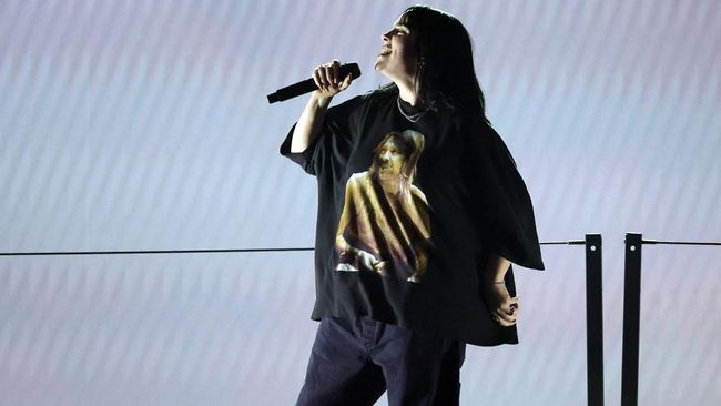 Billie Eilish menjadikan penampilannya di Grammy Awards 2022 sebagai panggung penghormatan untuk drummer Foo Fighter, Taylor Hawkins.