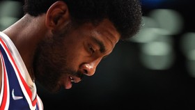 Momen Kyrie Irving Buka Puasa di Tengah Laga NBA