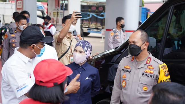 Dirut PT Pertamina Nicke Widyawati bersama jajaran direksi dan Kapolda Jambi Irjen Albertus Rachmad Wibowo melakukan kunjungan ke beberapa SPBU di Jambi.