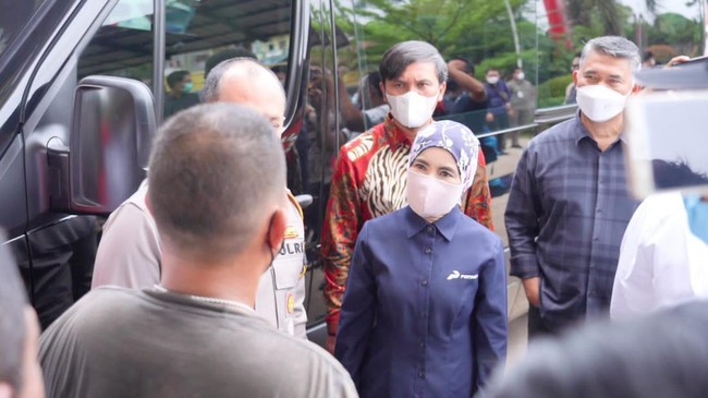 Dirut Pertamina Nicke Widyawati dikabarkan telah tiba di Gedung KPK didampingi beberapa orang. Ia kini menjalani klarifikasi soal tiket MotoGP Lili Pintauli.