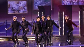 BTS Bawakan Butter di Grammy 2022, Jungkook Turun dari Langit