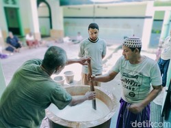 Bubur Muhdhor Kini Bisa Dinikmati Warga Tuban Lagi Setelah Absen 2 Tahun