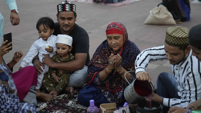 FOTO: Buka Puasa Sederhana di India