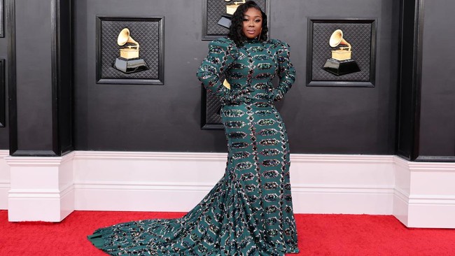 FOTO: 6 Selebriti Berbusana Terburuk di Grammy Awards 2022