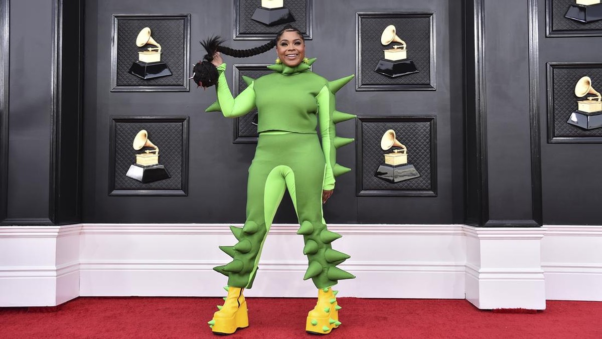 FOTO: 6 Selebriti Berbusana Terburuk di Grammy Awards 2022