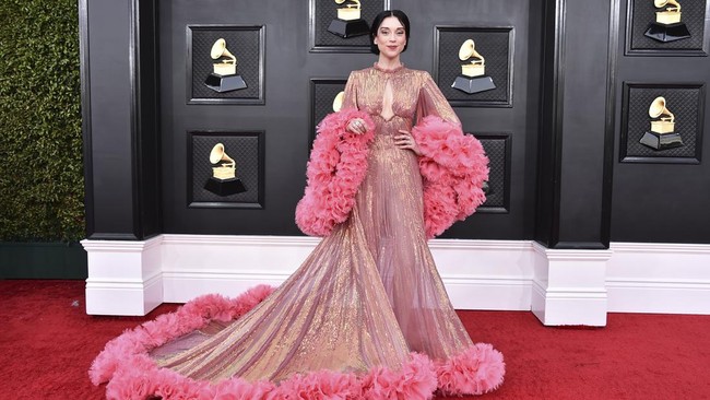 FOTO: Serba Shocking Pink di Grammy Awards 2022