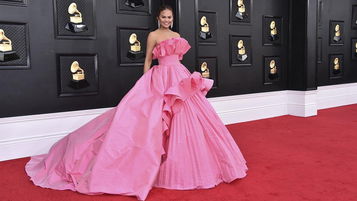 FOTO: Serba Shocking Pink di Grammy Awards 2022