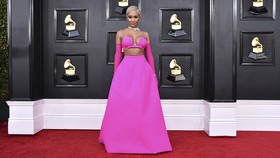 FOTO: Serba Shocking Pink di Grammy Awards 2022