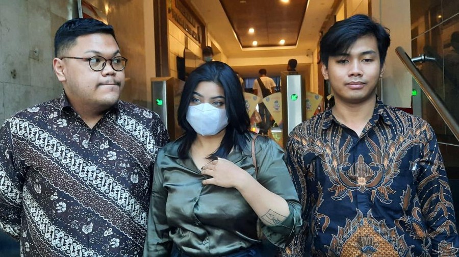 Dea OnlyFans (tengah) tersangka kasus porno diperiksa polisi