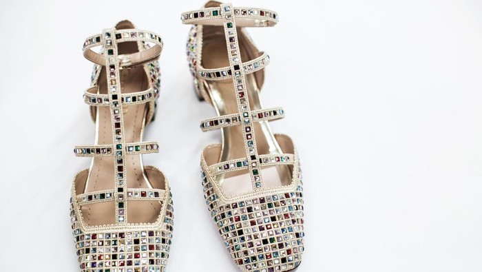 Rahasia di Balik Sepatu Penuh Kristal Warna-warni yang Mewah dari Dior