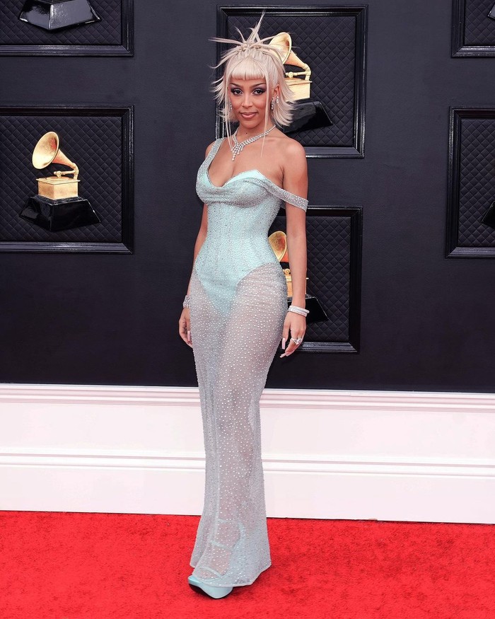 Nuansa glamor dan seductive terpancar dari Doja Cat yang memakai gaun korset berhiaskan kristal dari Atelier Versace. Gaun rumit ini menghabiskan waktu pembuatan selama 300 jam kerja! Foto: Instagram Versace