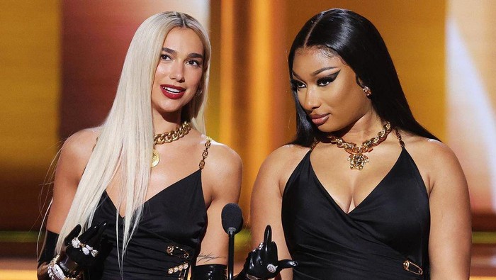 Kisah di Balik Dua Lipa dan Megan Thee Stallion Pakai Gaun yang Sama di Grammy Awards 2022